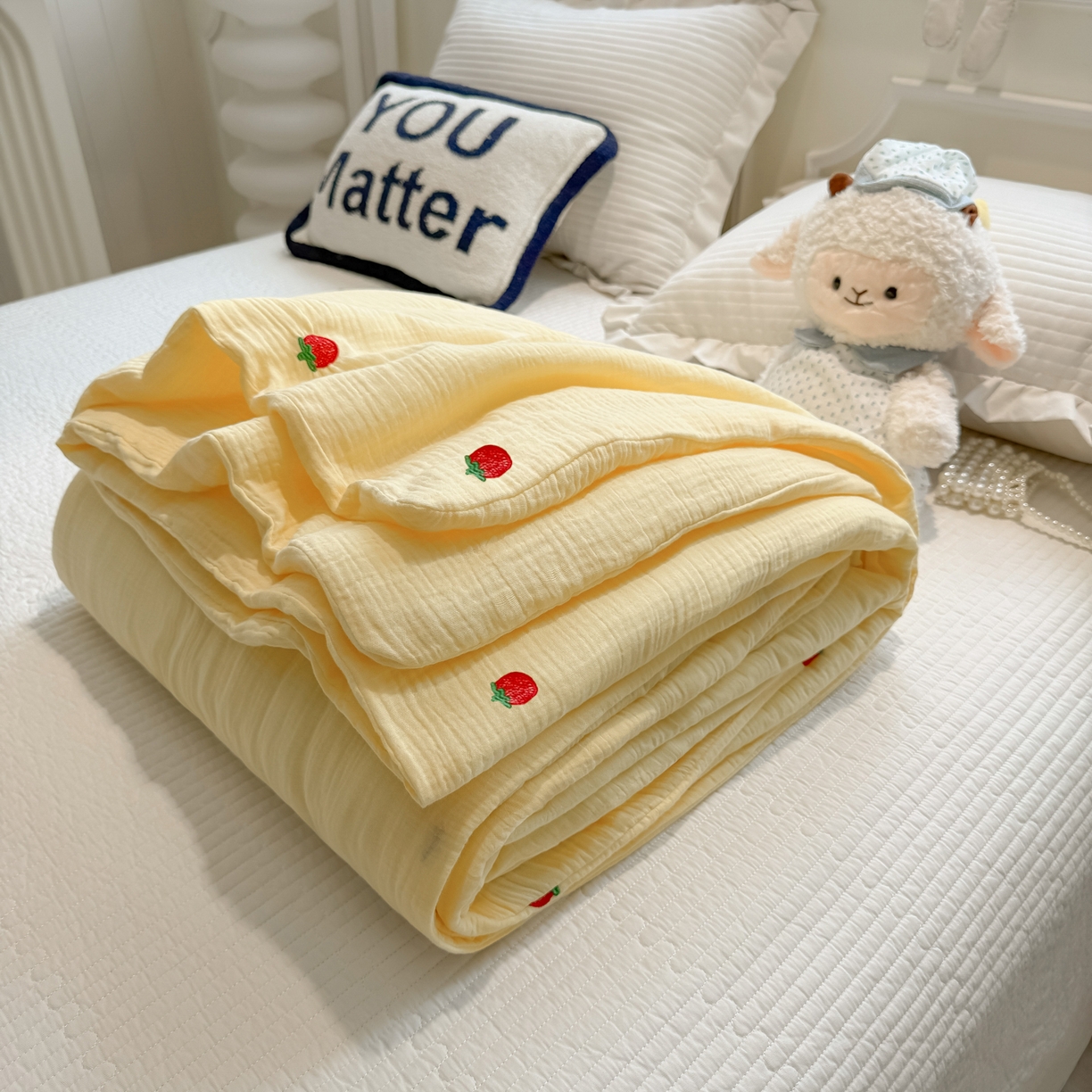 91家纺网 家纺一手货源 找家纺 盼季家纺 2026新款高品质A类木棉皱皱纱小清新刺绣夏被 小清新刺绣夏被-小草莓