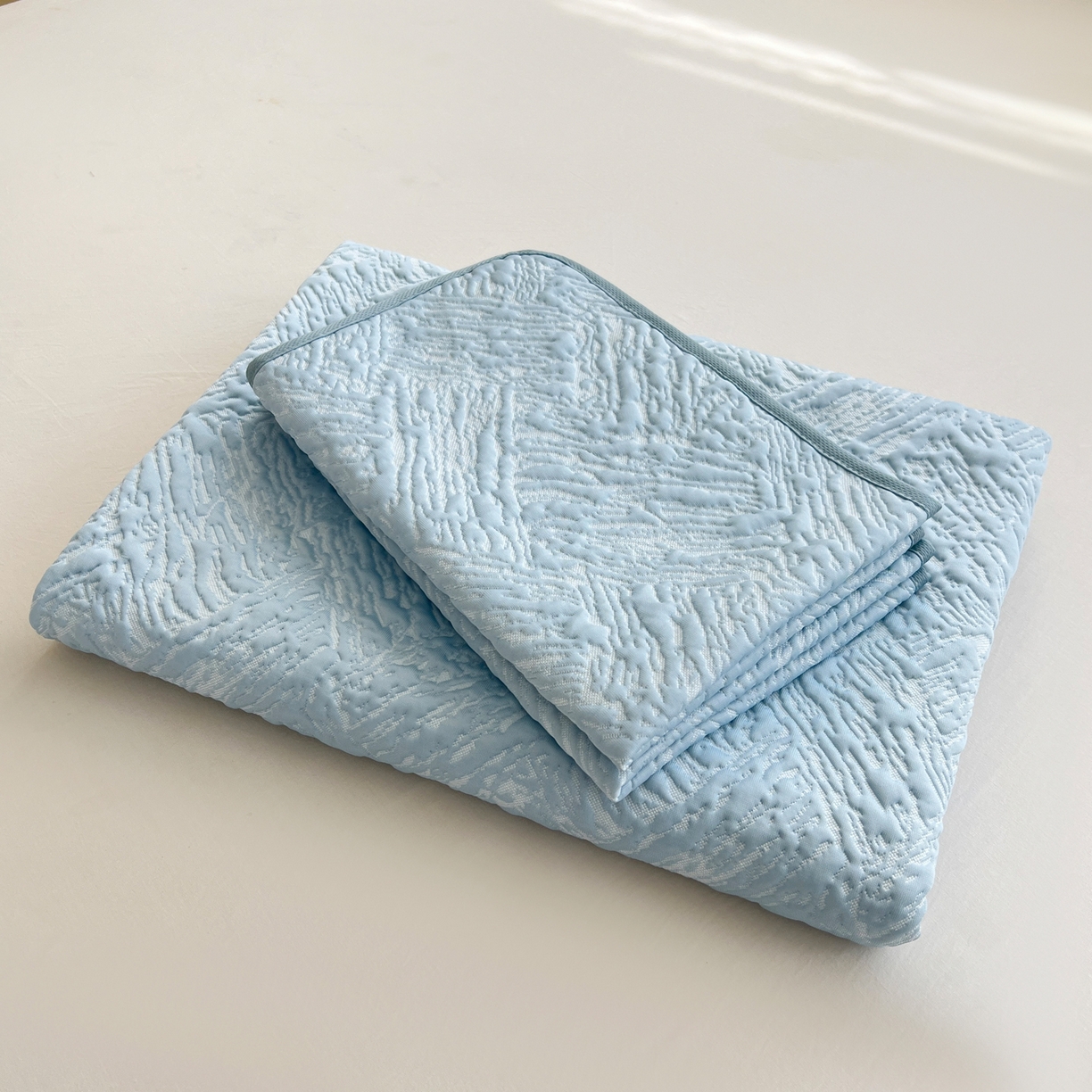 91家纺网 家纺一手货源 找家纺 能好家纺 2026新款高分子pe冰豆豆凉席床席款 轻奢蓝