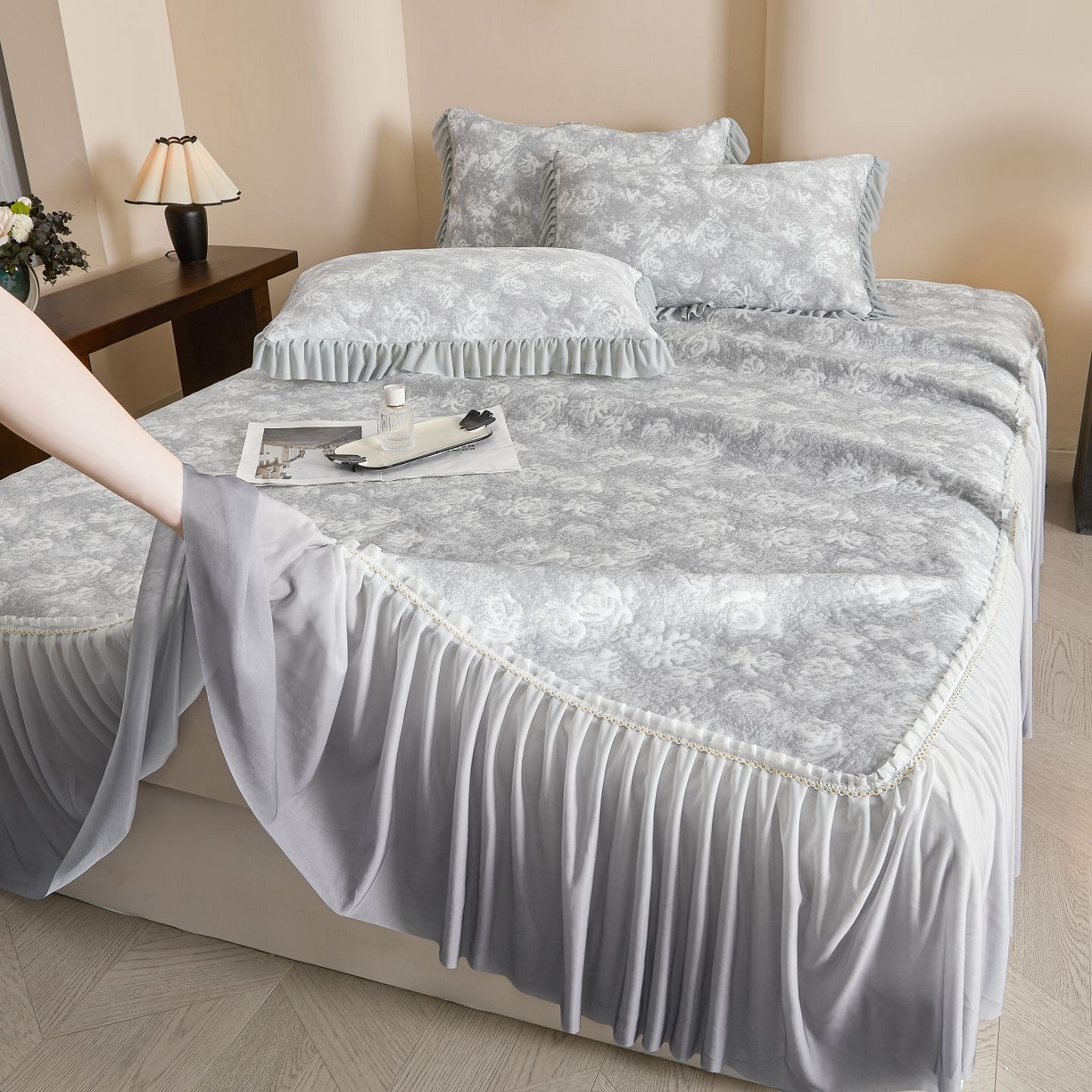 91家纺网 家纺一手货源 找家纺 喜梦缘家纺 2026新款PE冰豆豆冰丝床裙款凉席席子-玫瑰系列 灰玫瑰