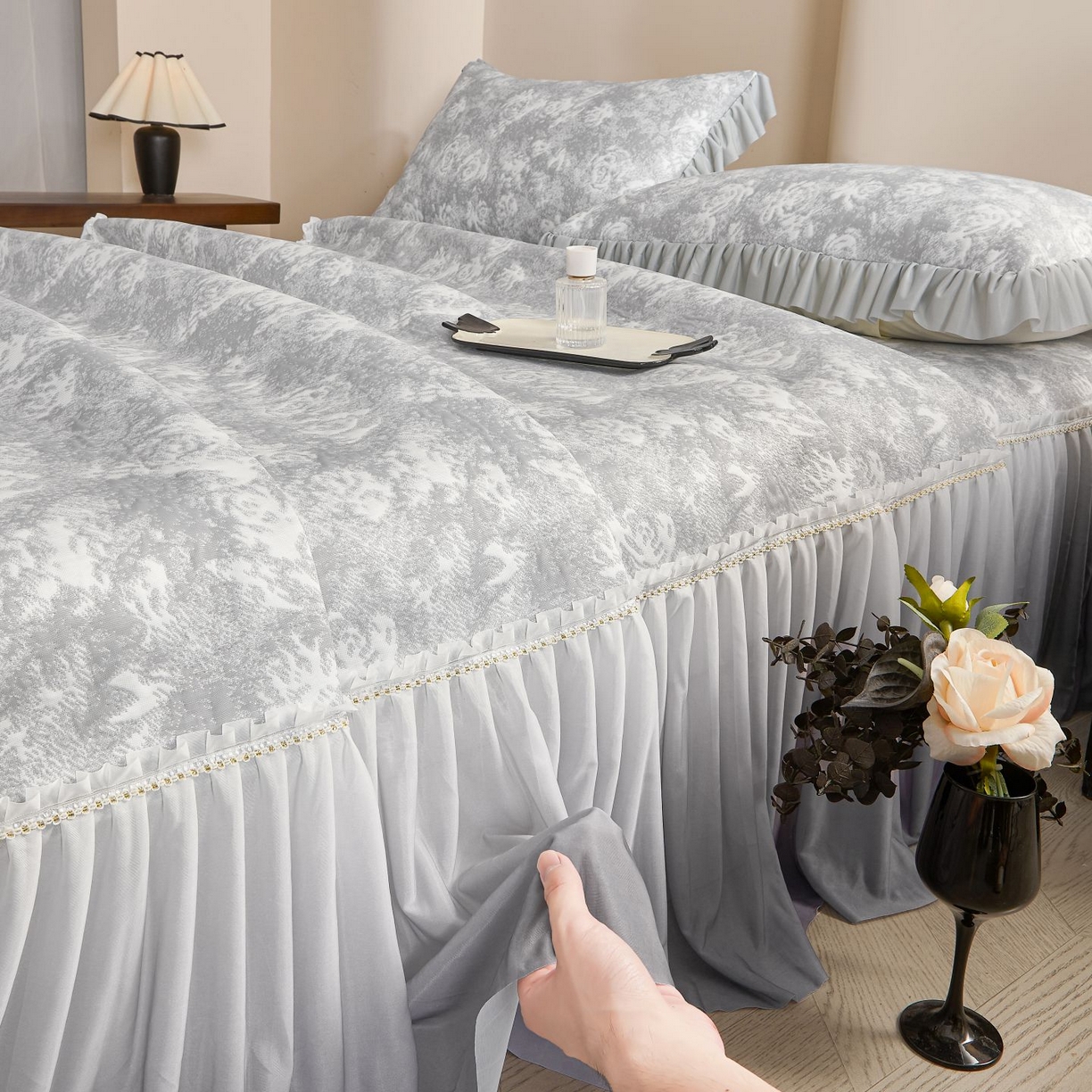 91家纺网 家纺一手货源 找家纺 喜梦缘家纺 2026新款PE冰豆豆冰丝床裙款凉席席子-玫瑰系列 灰玫瑰