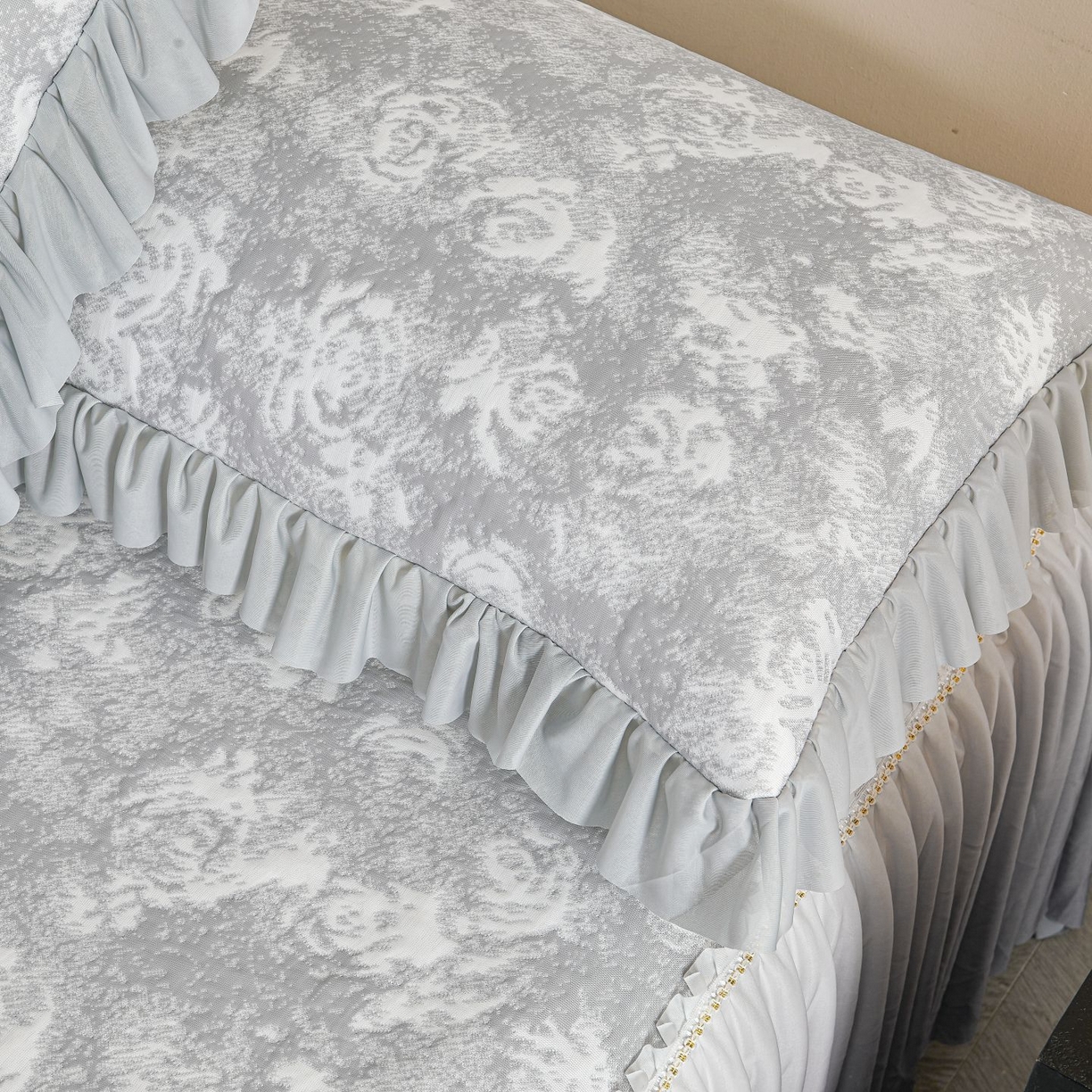 91家纺网 家纺一手货源 找家纺 喜梦缘家纺 2026新款PE冰豆豆冰丝床裙款凉席席子-玫瑰系列 灰玫瑰