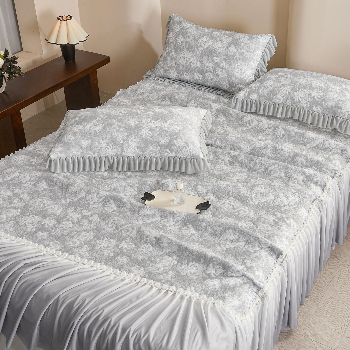 91家纺网 家纺一手货源 找家纺 喜梦缘家纺 2026新款PE冰豆豆冰丝床裙款凉席席子-玫瑰系列 灰玫瑰