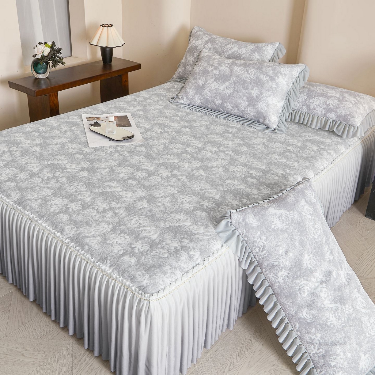 91家纺网 家纺一手货源 找家纺 喜梦缘家纺 2026新款PE冰豆豆冰丝床裙款凉席席子-玫瑰系列 灰玫瑰