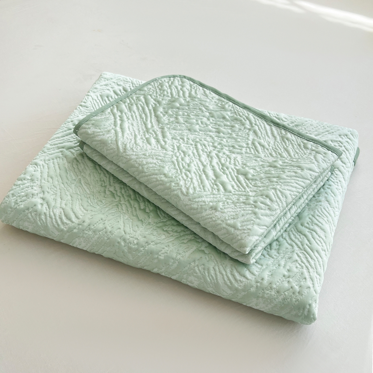 91家纺网 家纺一手货源 找家纺 能好家纺 2026新款高分子pe冰豆豆凉席床席款 轻奢绿