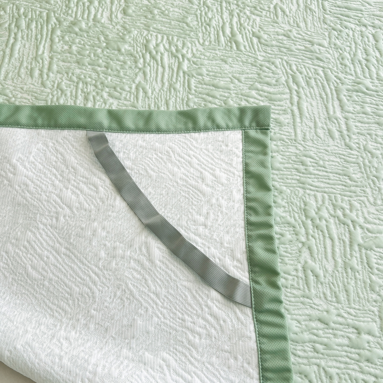 91家纺网 家纺一手货源 找家纺 能好家纺 2026新款高分子pe冰豆豆凉席床席款 轻奢绿