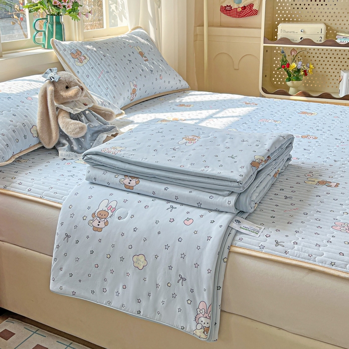 91家纺网 家纺一手货源 找家纺 卡普二店 2026新款A类锦氨凉感印花夏被四件套床盖凉席款--凉席床盖 萌兔星愿