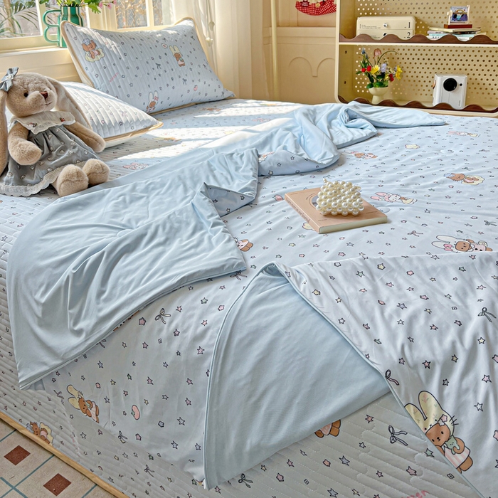 91家纺网 家纺一手货源 找家纺 卡普二店 2026新款A类锦氨凉感印花夏被四件套床盖凉席款--凉席床盖 萌兔星愿