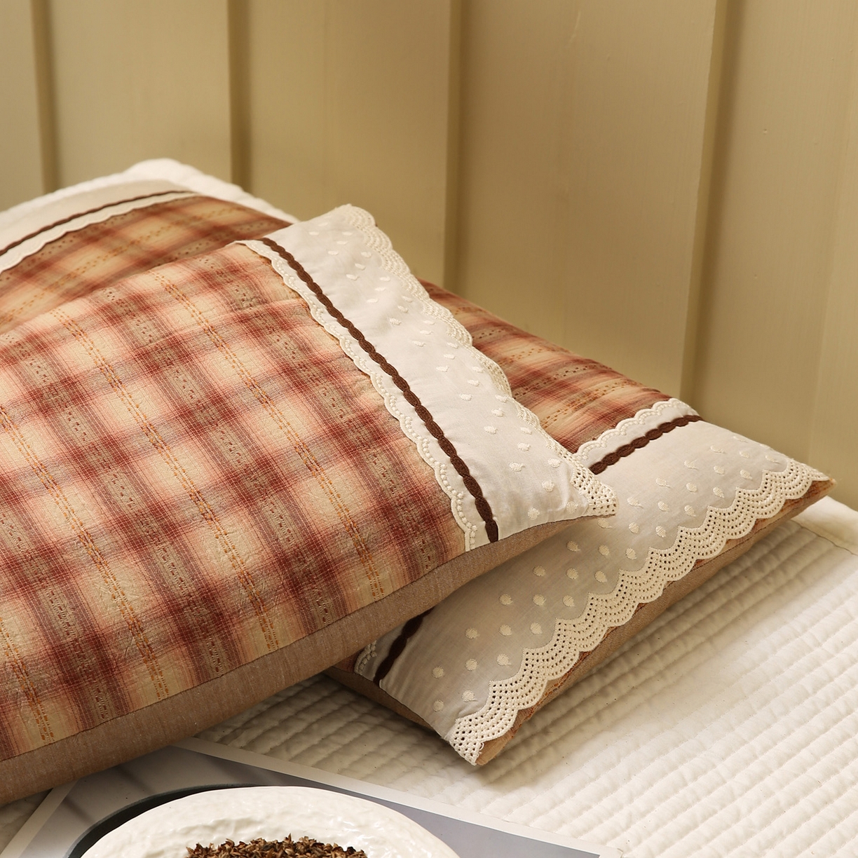 91家纺网 家纺一手货源 找家纺 梦叶草 2026新款全棉色织简约风条格荞麦枕芯 全棉色织简约条格荞麦枕-格调红