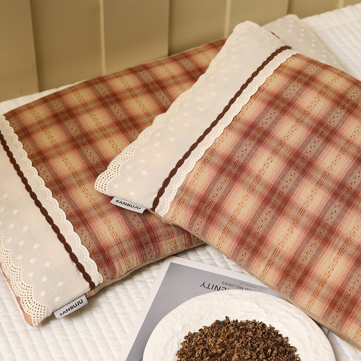 91家纺网 家纺一手货源 找家纺 梦叶草 2026新款全棉色织简约风条格荞麦枕芯 全棉色织简约条格荞麦枕-格调红