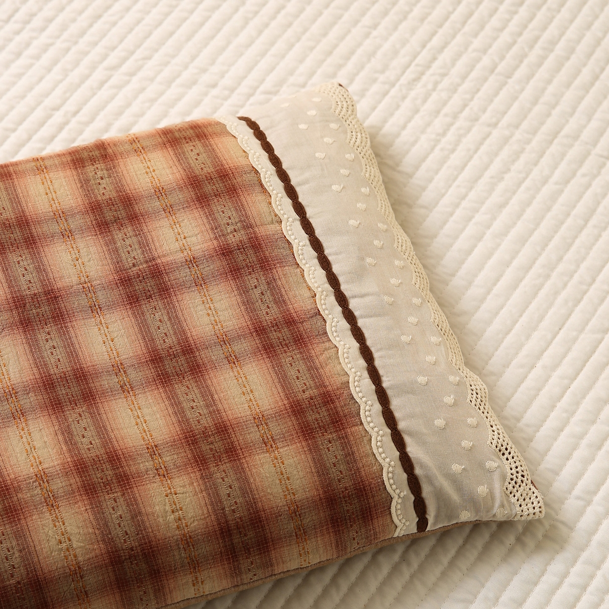 91家纺网 家纺一手货源 找家纺 梦叶草 2026新款全棉色织简约风条格荞麦枕芯 全棉色织简约条格荞麦枕-格调红