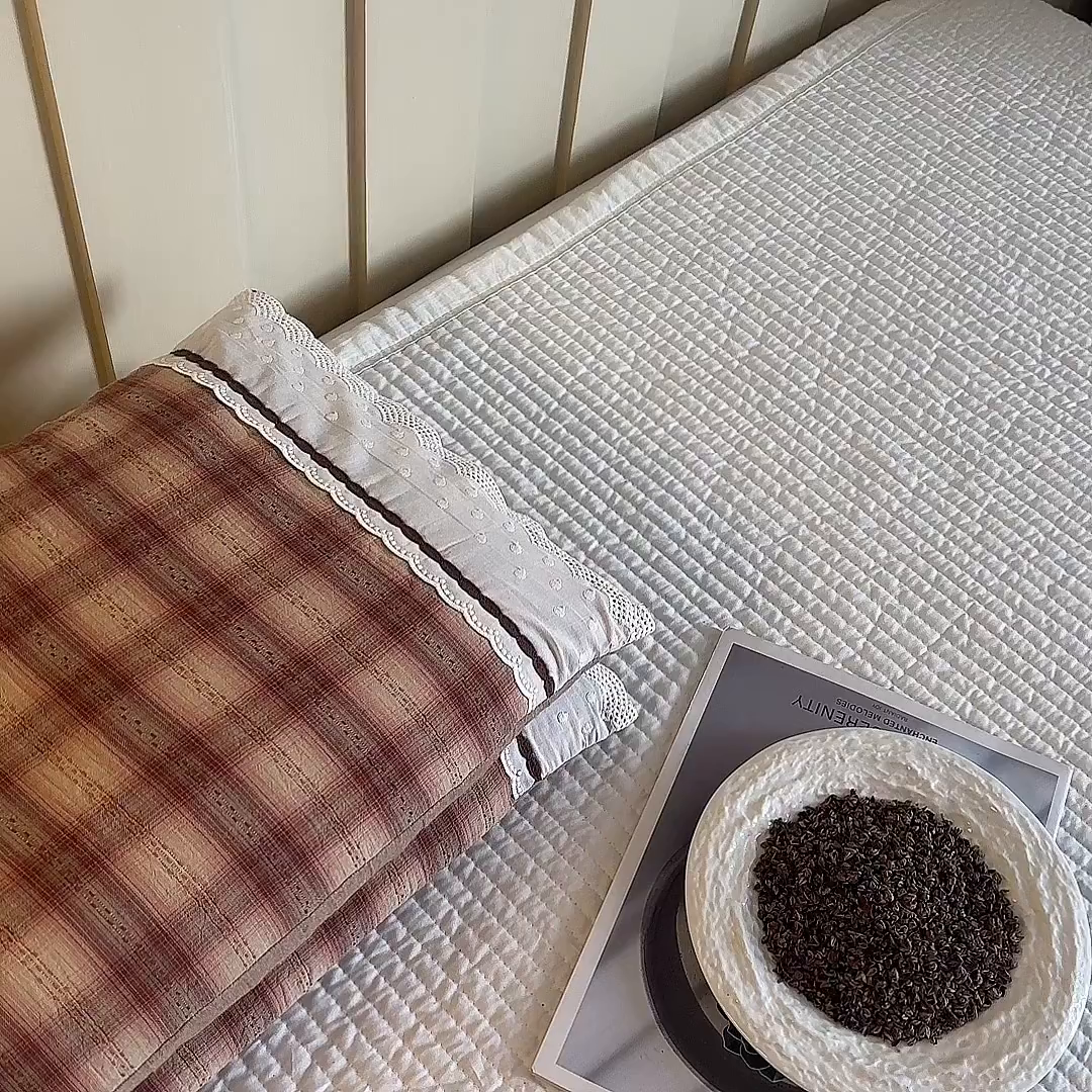 91家纺网 家纺一手货源 找家纺 梦叶草 2026新款全棉色织简约风条格荞麦枕芯 全棉色织简约条格荞麦枕-格调红