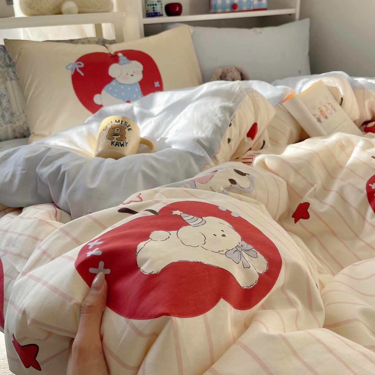 91家纺网 家纺一手货源 找家纺 栩裕纺织 2026新款全棉数码印花四件套 红苹果狗狗