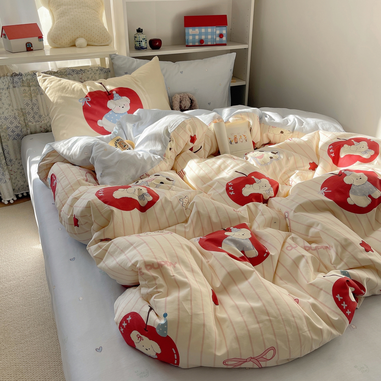 91家纺网 家纺一手货源 找家纺 栩裕纺织 2026新款全棉数码印花四件套 红苹果狗狗