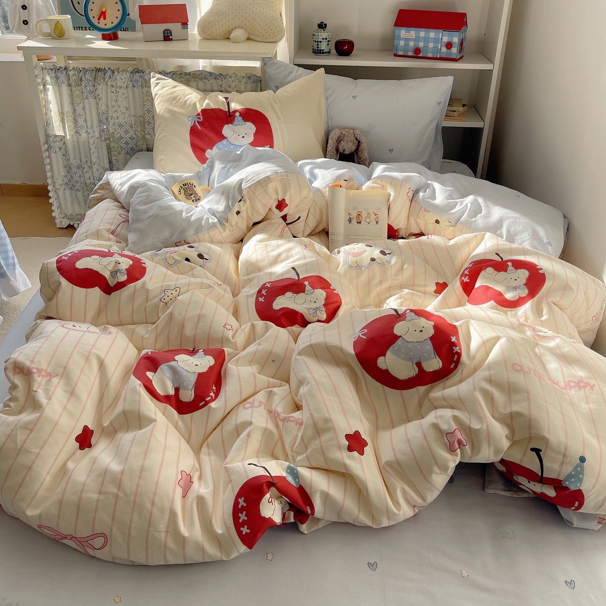 91家纺网 家纺一手货源 找家纺 栩裕纺织 2026新款全棉数码印花四件套 红苹果狗狗