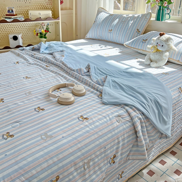 91家纺网 家纺一手货源 找家纺 卡普二店 2026新款A类锦氨凉感印花夏被四件套床盖凉席款--凉席床盖 木马童话