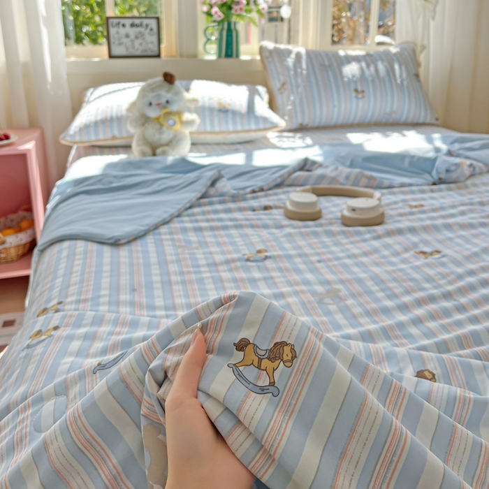 91家纺网 家纺一手货源 找家纺 卡普二店 2026新款A类锦氨凉感印花夏被四件套床盖凉席款--凉席床盖 木马童话