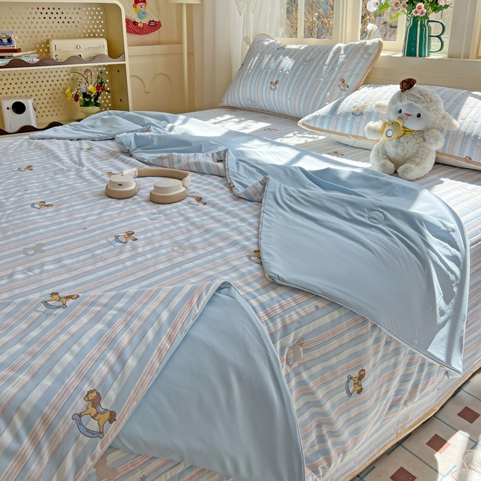 91家纺网 家纺一手货源 找家纺 卡普二店 2026新款A类锦氨凉感印花夏被四件套床盖凉席款--凉席床盖 木马童话