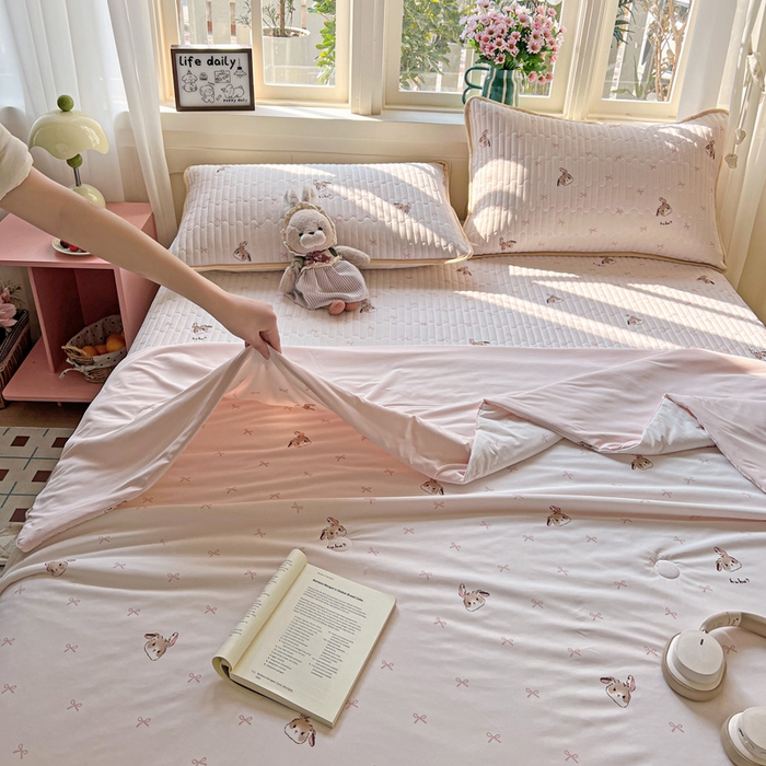 91家纺网 家纺一手货源 找家纺 卡普二店 2026新款A类锦氨凉感印花夏被四件套床盖凉席款--凉席床盖 奶粉修勾