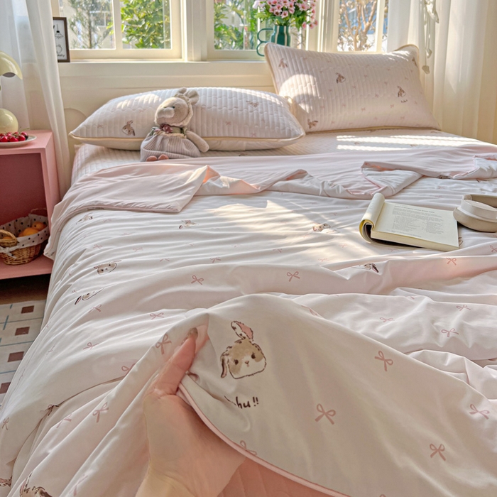 91家纺网 家纺一手货源 找家纺 卡普二店 2026新款A类锦氨凉感印花夏被四件套床盖凉席款--凉席床盖 奶粉修勾