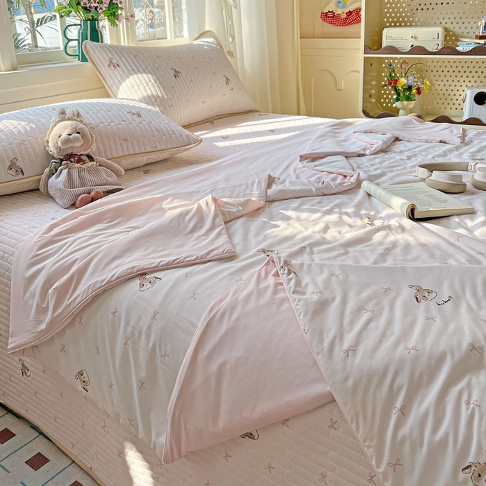 91家纺网 家纺一手货源 找家纺 卡普二店 2026新款A类锦氨凉感印花夏被四件套床盖凉席款--凉席床盖 奶粉修勾