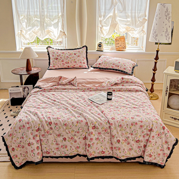 91家纺网 家纺一手货源 找家纺 人人爱家纺 2026新款赫本风花边夏被夏凉被空调被 玫瑰花园粉