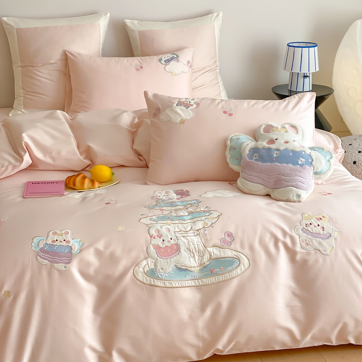 91家纺网 家纺一手货源 找家纺 （总）莎臣豹 2026新款100支新疆长绒棉精美立体贴布绣四件套-许愿池