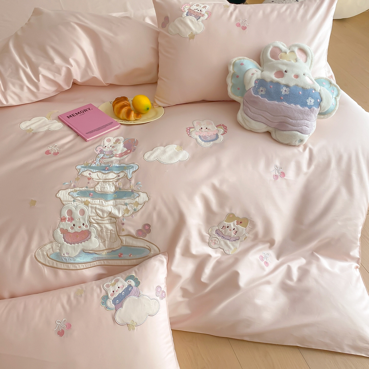 91家纺网 家纺一手货源 找家纺 （总）莎臣豹 2026新款100支新疆长绒棉精美立体贴布绣四件套-许愿池