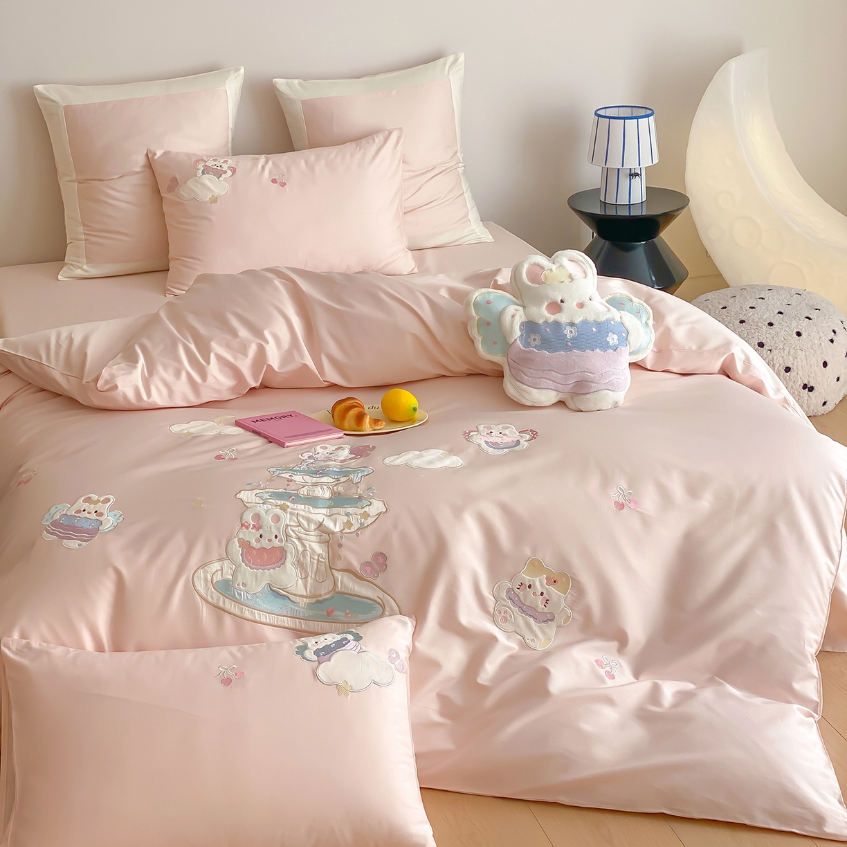 91家纺网 家纺一手货源 找家纺 （总）莎臣豹 2026新款100支新疆长绒棉精美立体贴布绣四件套-许愿池