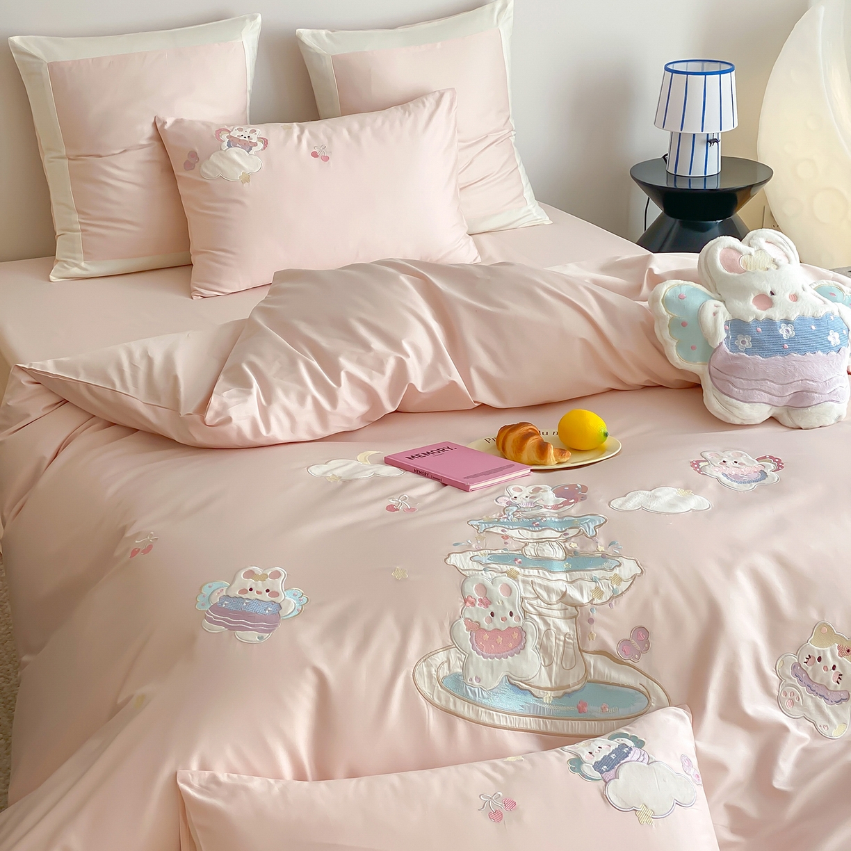 91家纺网 家纺一手货源 找家纺 （总）莎臣豹 2026新款100支新疆长绒棉精美立体贴布绣四件套-许愿池