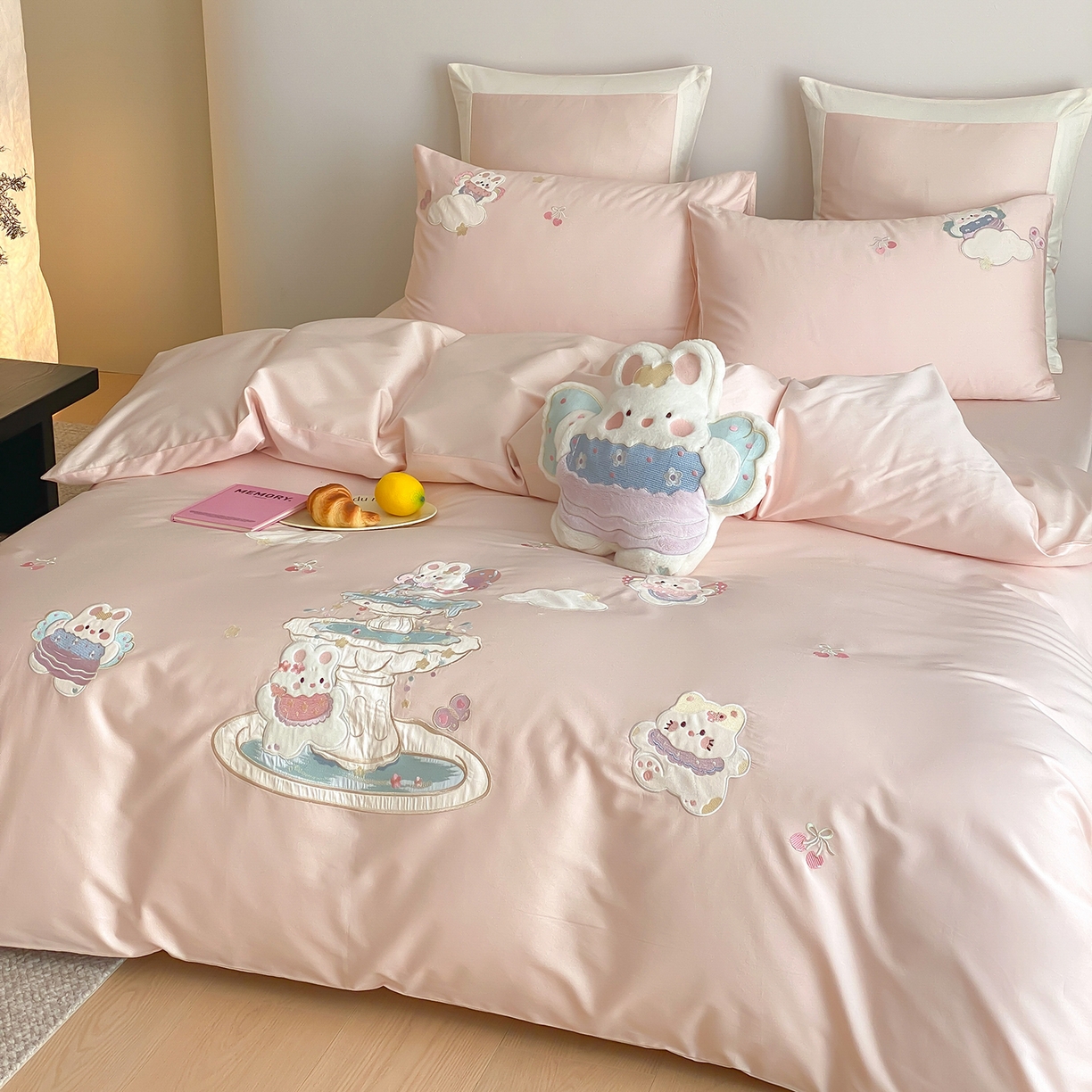 91家纺网 家纺一手货源 找家纺 （总）莎臣豹 2026新款100支新疆长绒棉精美立体贴布绣四件套-许愿池