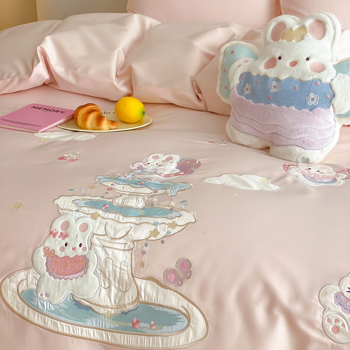 91家纺网 家纺一手货源 找家纺 （总）莎臣豹 2026新款100支新疆长绒棉精美立体贴布绣四件套-许愿池