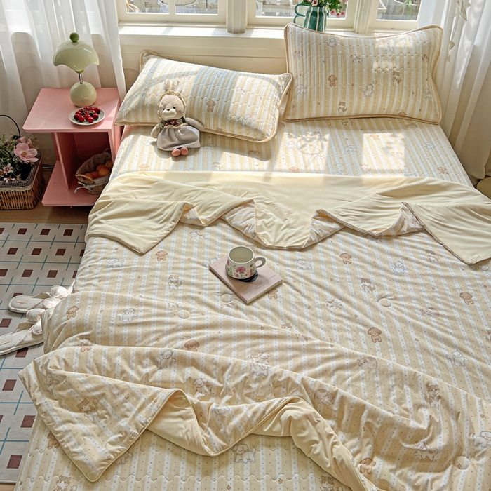 91家纺网 家纺一手货源 找家纺 卡普二店 2026新款A类锦氨凉感印花夏被四件套床盖凉席款--凉席床盖 奶黄泰迪