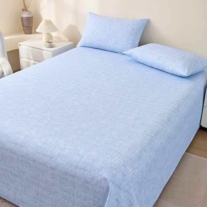 91家纺网 家纺一手货源 找家纺 居美良品 2026新款100%全棉A类新疆棉数码印花纯棉老粗布床单凉席二三件套 云影蓝烟