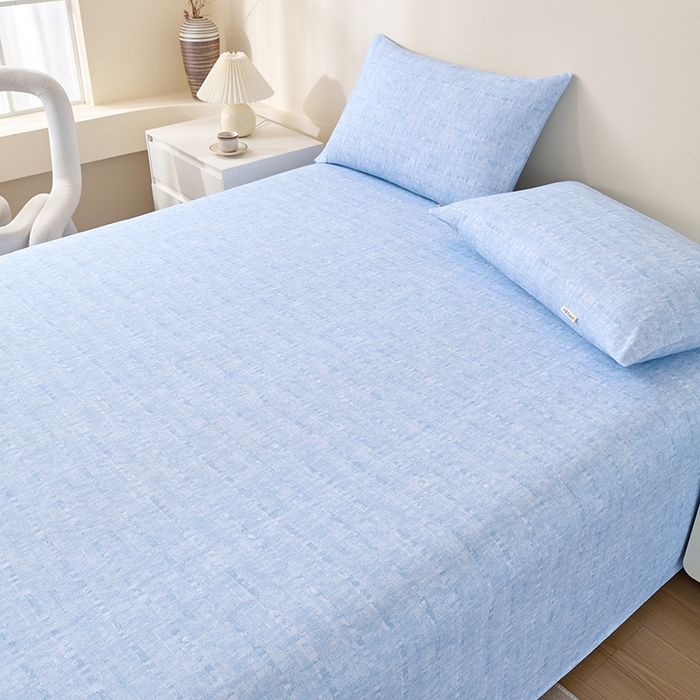 91家纺网 家纺一手货源 找家纺 居美良品 2026新款100%全棉A类新疆棉数码印花纯棉老粗布床单凉席二三件套 云影蓝烟