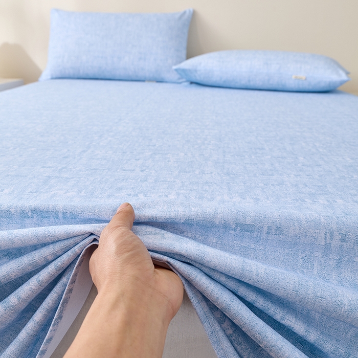 91家纺网 家纺一手货源 找家纺 居美良品 2026新款100%全棉A类新疆棉数码印花纯棉老粗布床单凉席二三件套 云影蓝烟