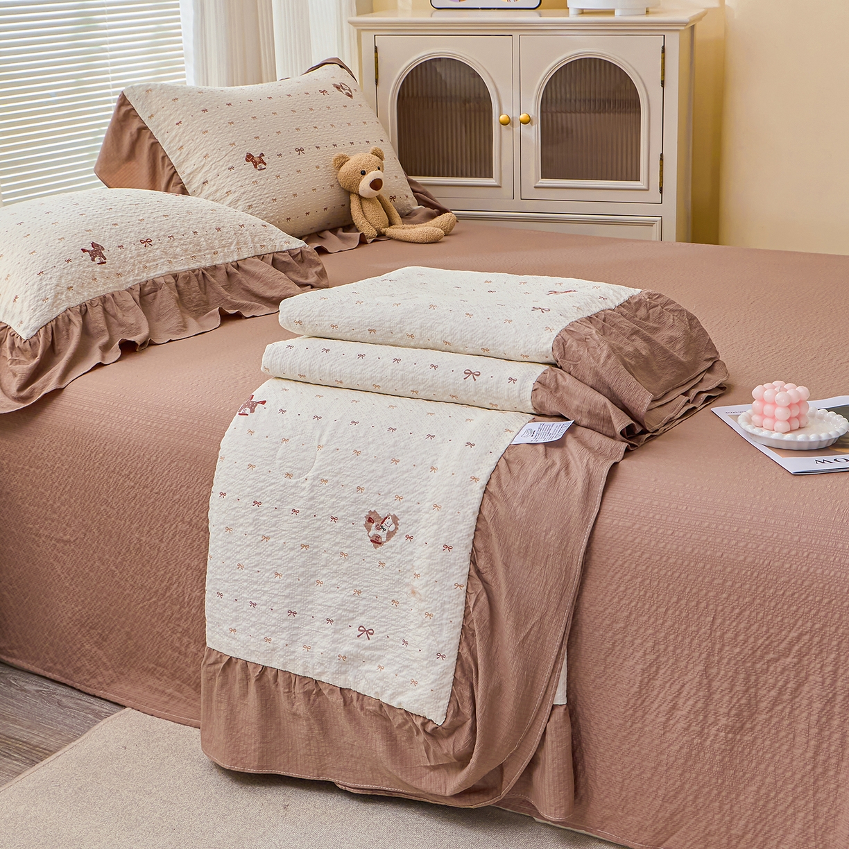 91家纺网 家纺一手货源 找家纺 人人爱家纺 2026新款泡芙纱欧式夏被夏凉被空调被四件套 木马甜心