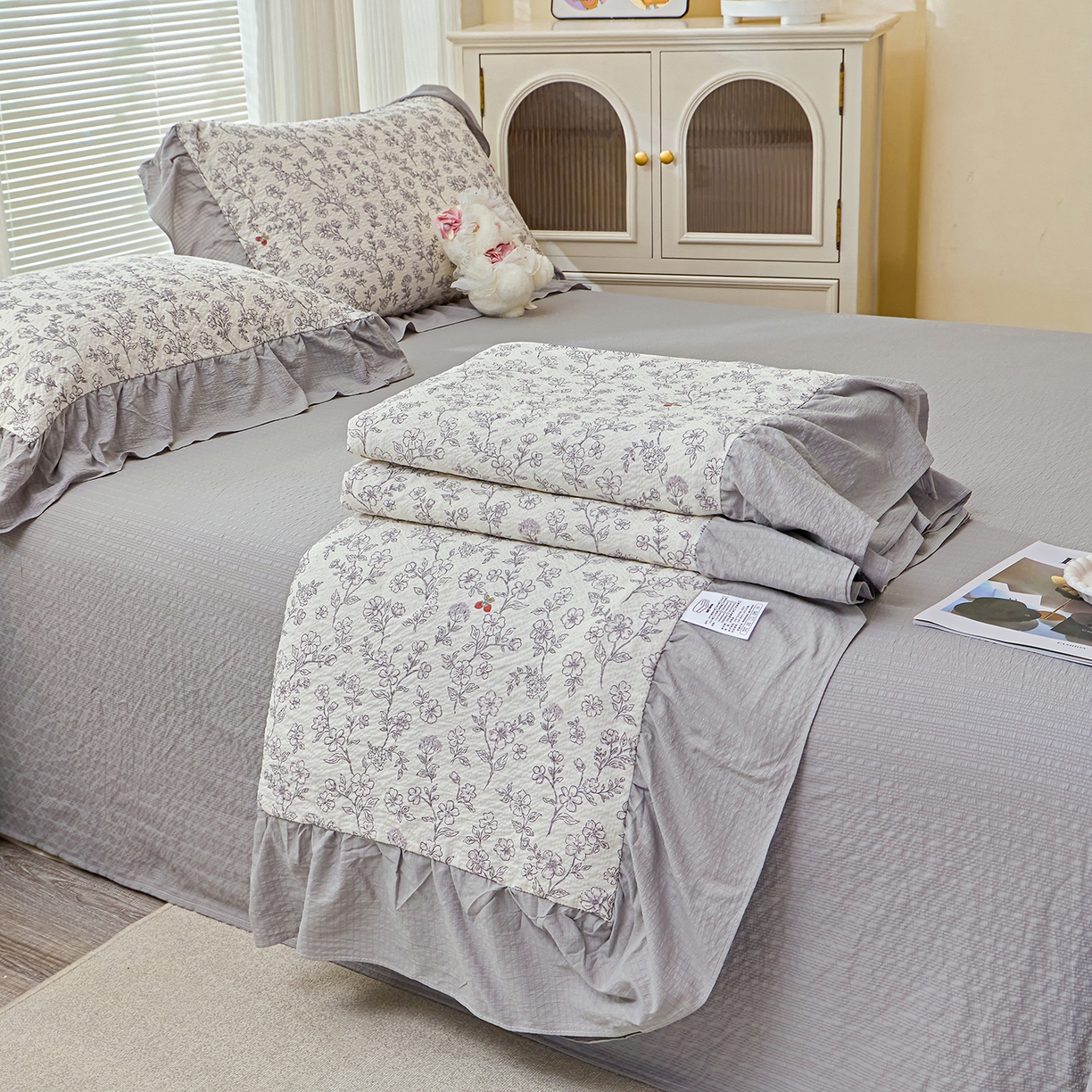 91家纺网 家纺一手货源 找家纺 人人爱家纺 2026新款泡芙纱欧式夏被夏凉被空调被四件套 线条画心