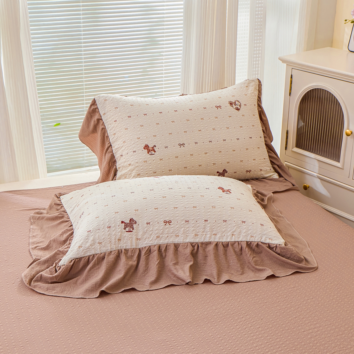 91家纺网 家纺一手货源 找家纺 人人爱家纺 2026新款泡芙纱欧式夏被夏凉被空调被四件套 木马甜心