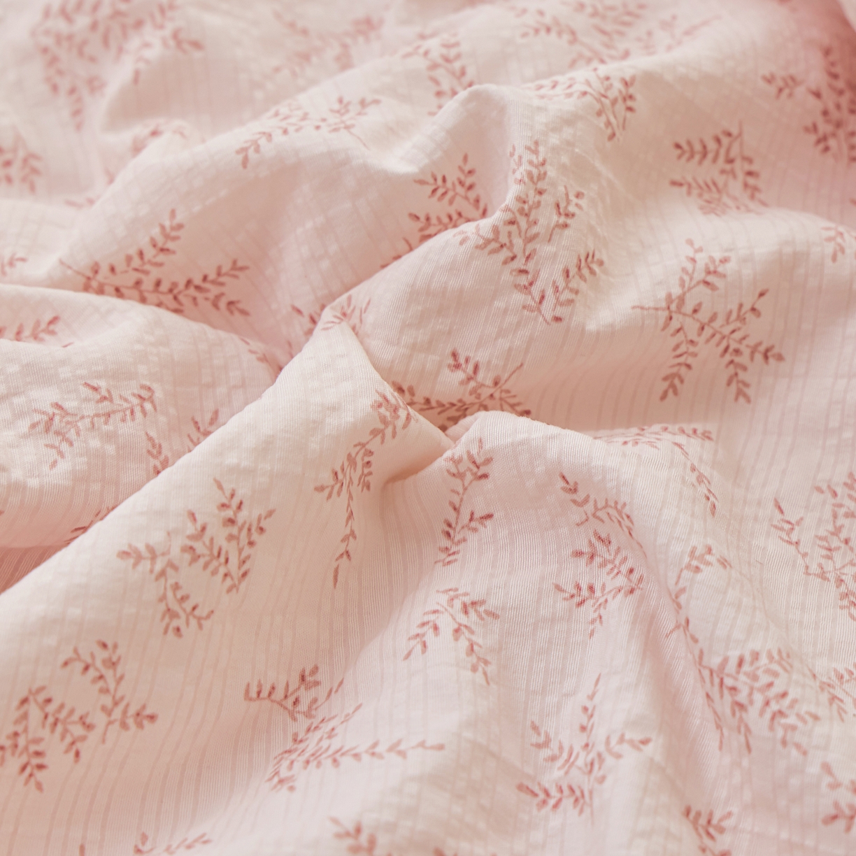 91家纺网 家纺一手货源 找家纺 人人爱家纺 2026新款泡芙纱欧式夏被夏凉被空调被四件套 杉条叶