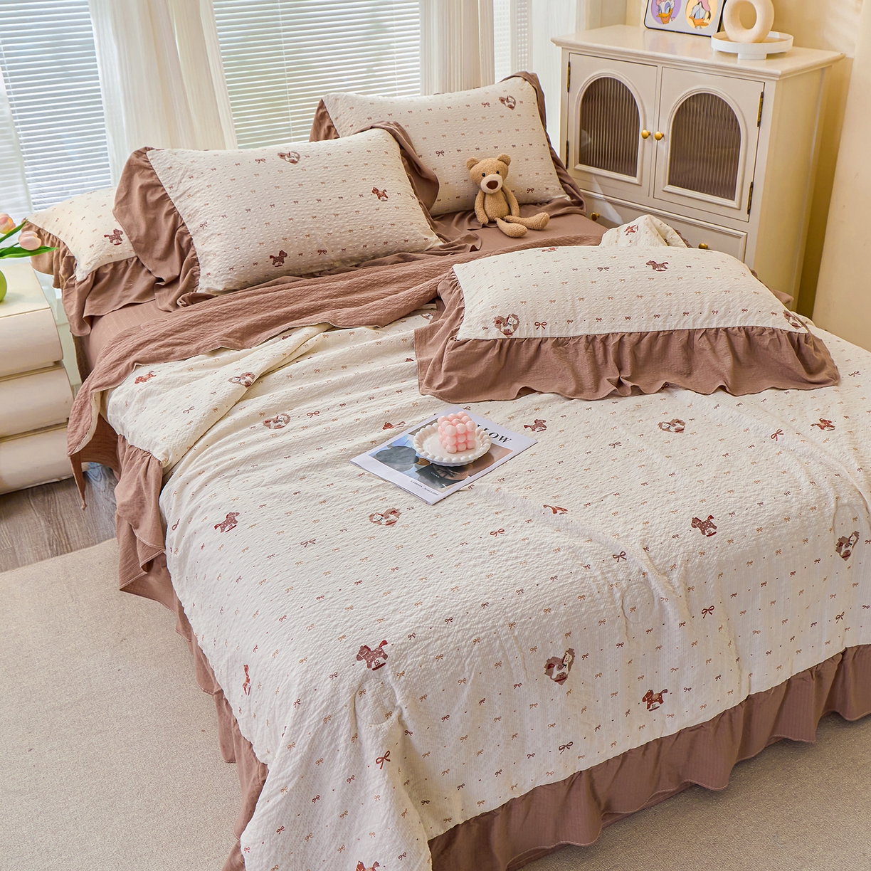 91家纺网 家纺一手货源 找家纺 人人爱家纺 2026新款泡芙纱欧式夏被夏凉被空调被四件套 木马甜心