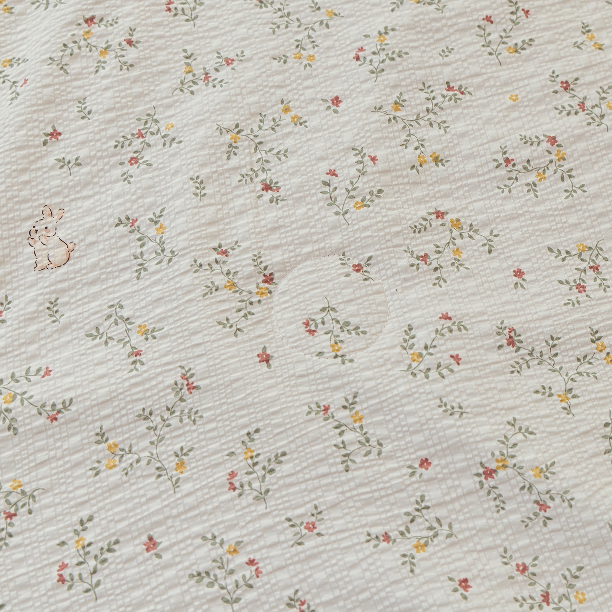 91家纺网 家纺一手货源 找家纺 人人爱家纺 2026新款泡芙纱欧式夏被夏凉被空调被四件套 花藤小兔