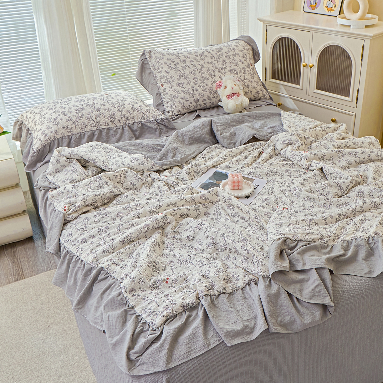 91家纺网 家纺一手货源 找家纺 人人爱家纺 2026新款泡芙纱欧式夏被夏凉被空调被四件套 线条画心