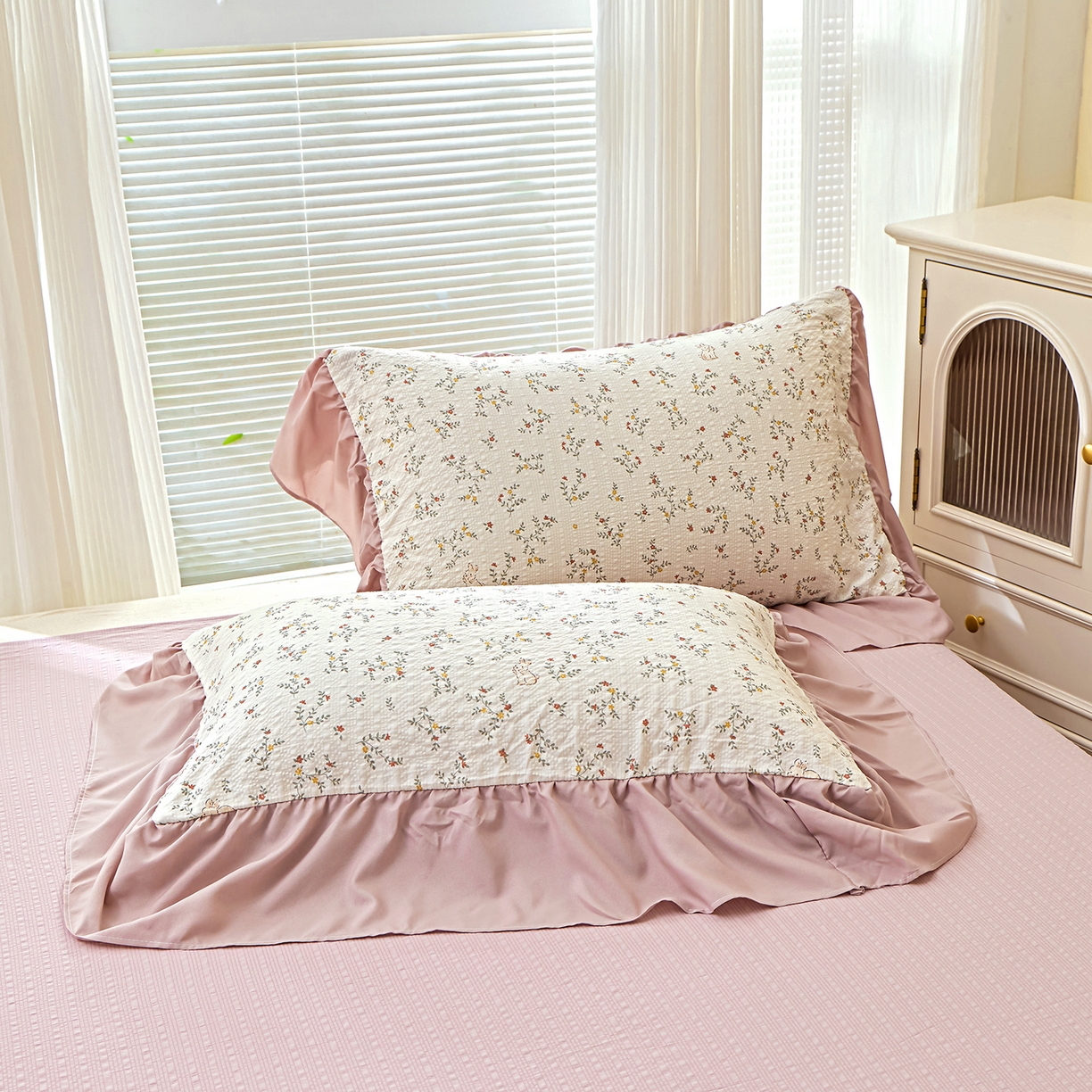 91家纺网 家纺一手货源 找家纺 人人爱家纺 2026新款泡芙纱欧式夏被夏凉被空调被四件套 花藤小兔