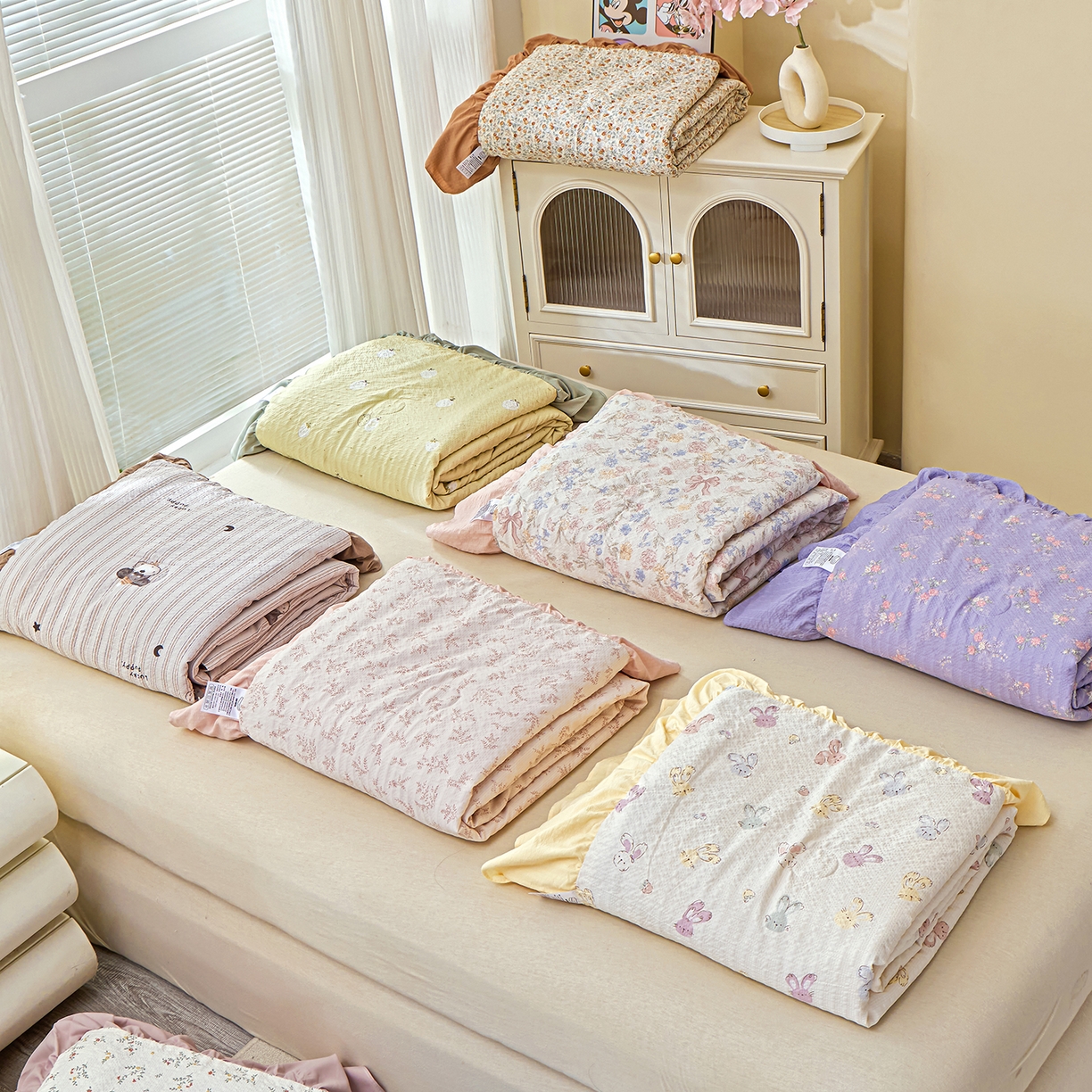 91家纺网 家纺一手货源 找家纺 人人爱家纺 2026新款泡芙纱欧式夏被夏凉被空调被四件套 花藤小兔