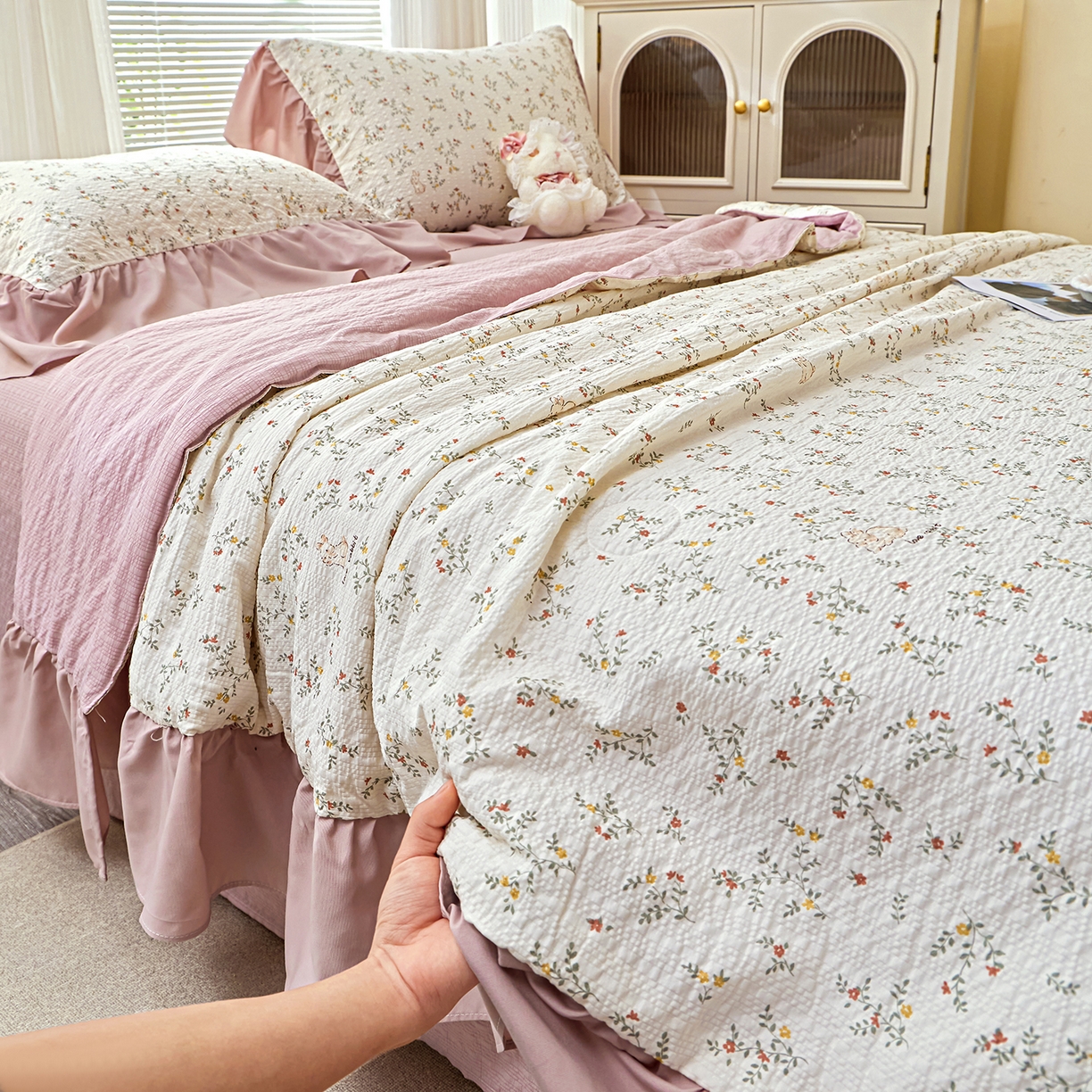 91家纺网 家纺一手货源 找家纺 人人爱家纺 2026新款泡芙纱欧式夏被夏凉被空调被四件套 花藤小兔