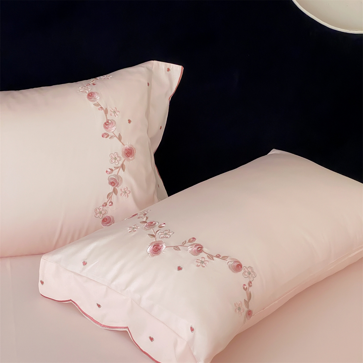 91家纺网 家纺一手货源 找家纺 树下 2026新款a类100支50s双股刺绣高支高密贡缎长绒棉四件套全棉四件套-丹莓 丹莓-粉