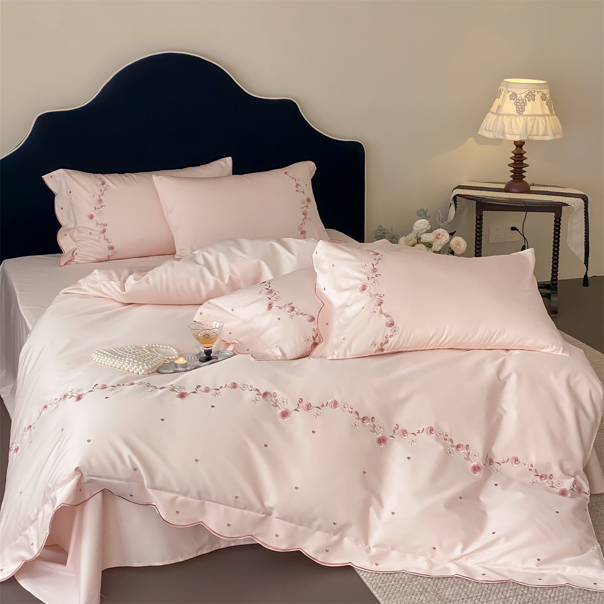 91家纺网 家纺一手货源 找家纺 树下 2026新款a类100支50s双股刺绣高支高密贡缎长绒棉四件套全棉四件套-丹莓 丹莓-粉