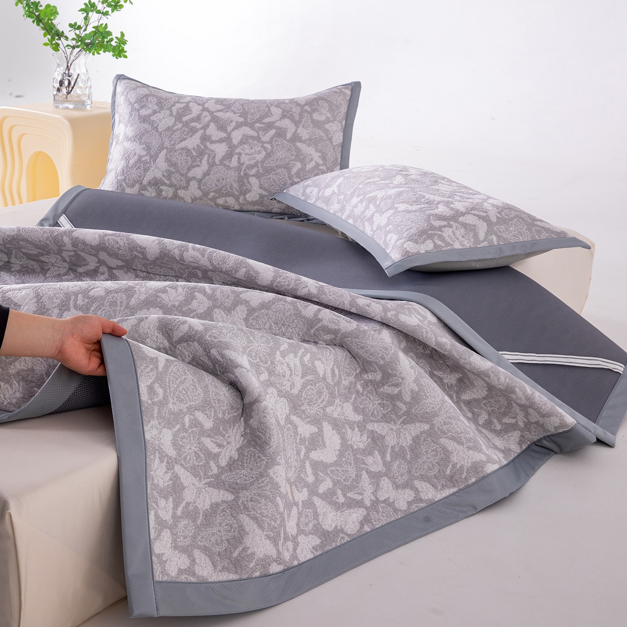 91家纺网 家纺一手货源 找家纺 （总）女子家纺 2026新款A类凉感冰豆豆双面提花席-漫天蝶舞系列