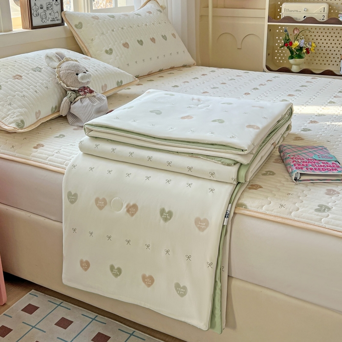 91家纺网 家纺一手货源 找家纺 卡普二店 2026新款A类锦氨凉感印花夏被四件套床盖凉席款--凉席床盖 青提奶冻