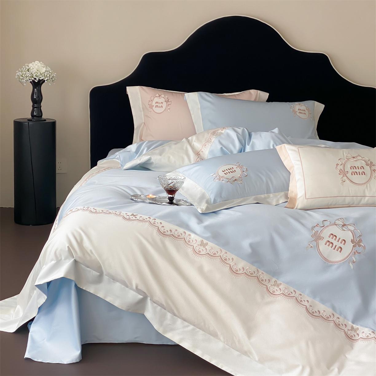 91家纺网 家纺一手货源 找家纺 树下 2026新款a类100支50s双股刺绣高支高密贡缎长绒棉四件套全棉四件套-蝶吟 蝶吟-蓝